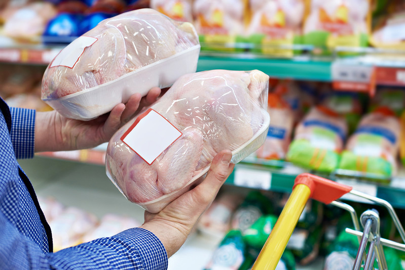 W brytyjskich supermarketach coraz częściej można trafić na tańsze importowane kurczaki i wołowinę 