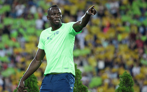 Bolt complains of back pain and resigns from the 200 m start