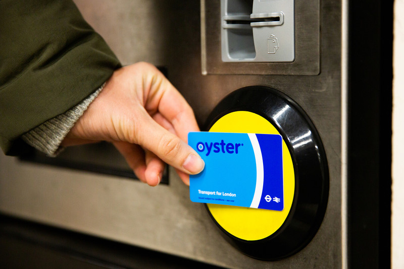 Kary za zbyt powolne przejazdy z kartą Oyster w londyńskim metrze? Tak, to możliwe
