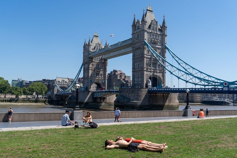 Pierwsza tegoroczna fala upałów w UK, z temperaturą powyżej 30 st. C, utrzyma się dłużej