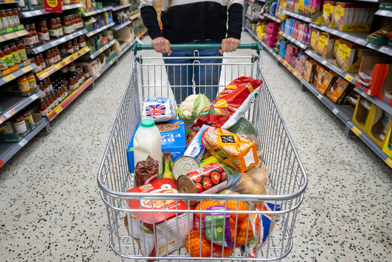 Inflacja w UK nieznacznie spadła do 3,4%, choć ceny żywności poszybowały w górę