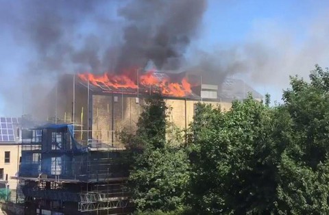 Londyn: Pożar w bloku mieszkalnym. 80 strażaków w akcji