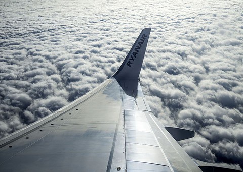 Naukowcy: "Losowe przyznawanie darmowych miejsc przez Ryanair jest mitem"