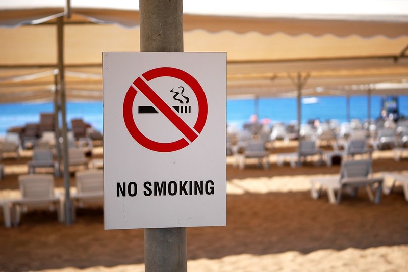 Francja: Zakaz palenia na plażach, w parkach i przy szkołach obowiązuje już od dzisiaj