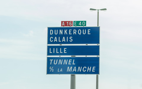 Francuzi chcą powrotu turystów z UK do Calais. Oferują im lewostronny ruch