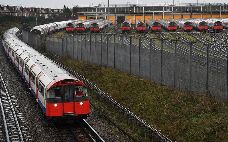 Zamieszanie wokół nowych pociągów linii Piccadilly – czy naprawdę nie mieszczą się w tunelach metra?