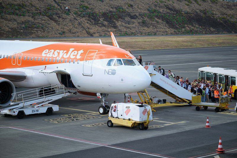 Pracownicy lotnisk w UK dostają premie za wykrywanie zbyt dużego bagażu w easyJet. Wyciekły e-maile