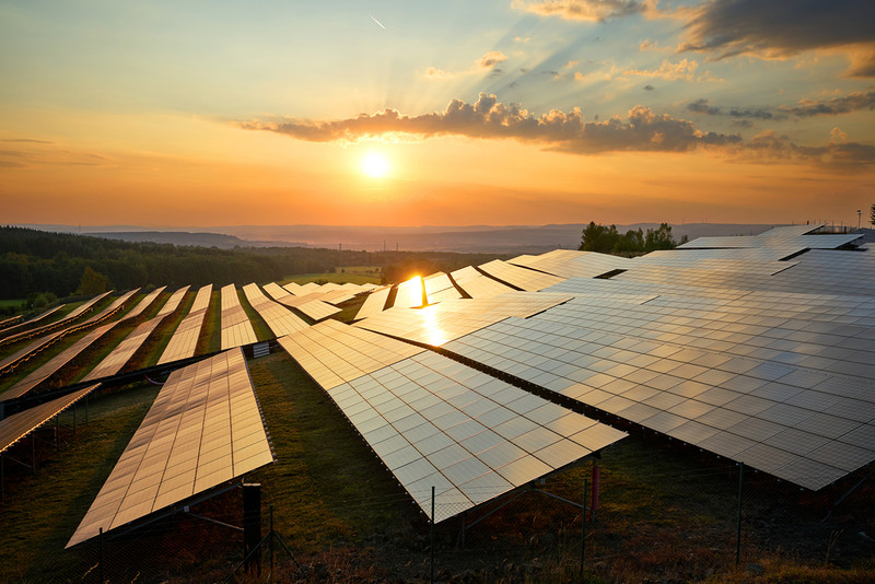 Raport: Od maja do czerwca głównym źródłem energii elektrycznej w Europie było słońce
