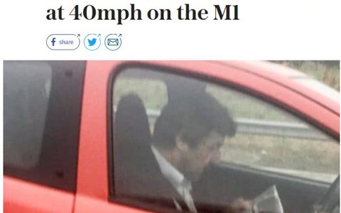 "Jechał autostradą i czytał gazetę". Ekscentryczny kierowca z Anglii przyłapany na gorącym uczynku