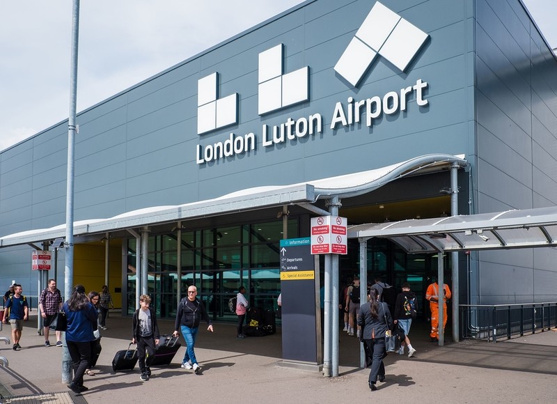 UK: Najbardziej ruchliwe lotniska podnoszą opłaty za parkowanie w pobliżu terminali