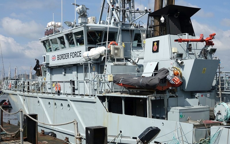 UK: Rząd wprowadza pierwsze na świecie sankcje na przemytników ludzi