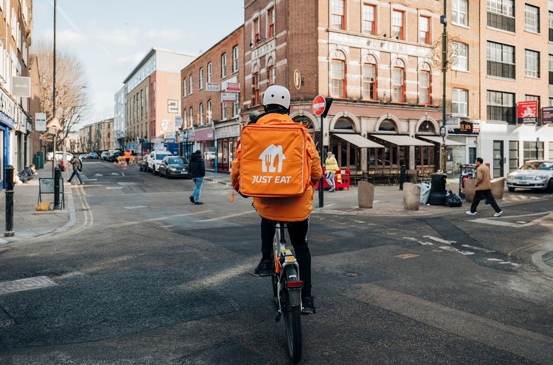 Rząd UK podejmuje walkę z nielegalnym zatrudnieniem. Pod lupę trafią Deliveroo, Just Eat i Uber Eats