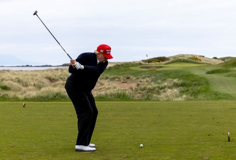 Trump w Szkocji: Matczyne więzi, pola golfowe i szorstkie przyjęcie Szkotów