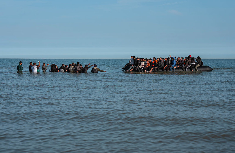 Brytyjskie MSW: Tylko 1 proc. migrantów usłyszało zarzut nielegalnego pokonania kanału La Manche