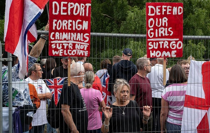 Trzy osoby aresztowane podczas protestów pod hotelem dla azylantów w Epping