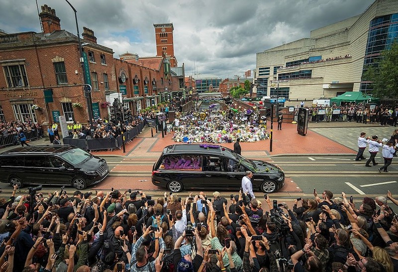 Rodzinne miasto Birmingham i tysiące fanów pożegnało Ozzy’ego Osbourne’a