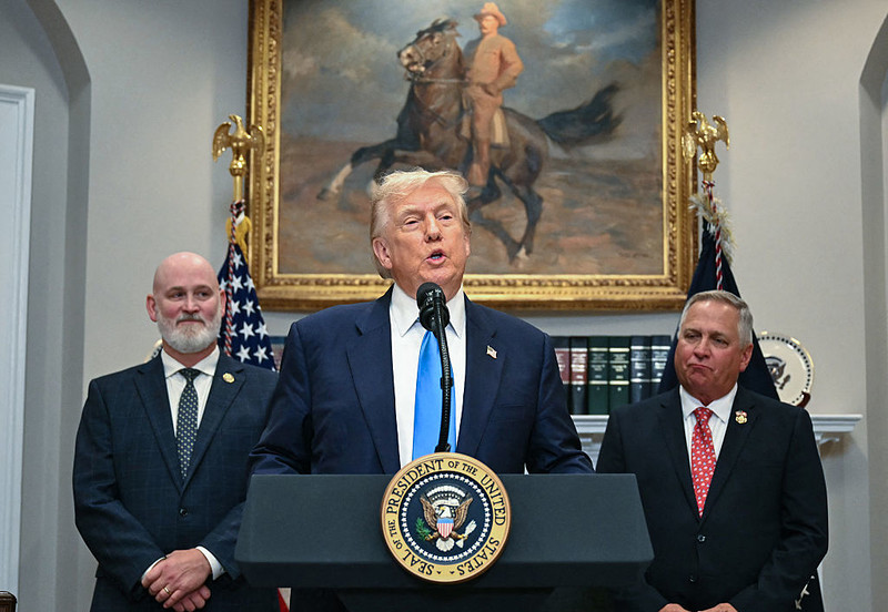 Trump podpisał dekrety o nowych cłach wobec ponad 70 państw. Szczególnie mocno obciążył Kanadę