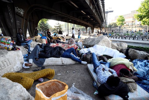 Migranci koczujący w Paryżu: "Przecież coś muszą z nami zrobić"
