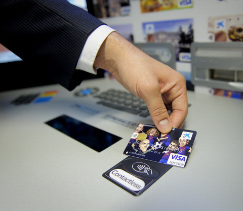 Koniec płacenia gotówką? Ponad połowa konsumentów w UK używa kart bankowych 