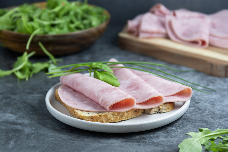 Szynka sprzedawana w supermarketach w UK wciąż zawiera rakotwórcze substancje