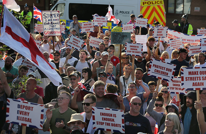 UK: Protesty antyimigranckie pod hotelami dla azylantów, kilka osób zostało zatrzymanych