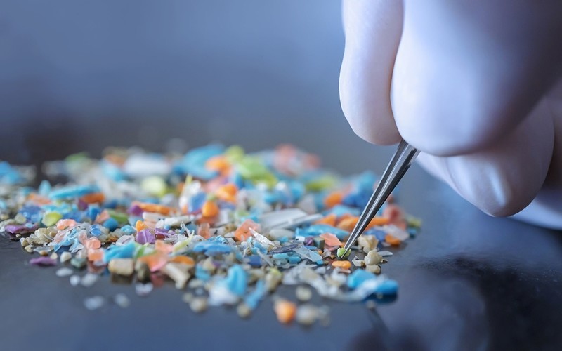 Brytyjscy naukowcy: Nie tylko napoje w plastikowych butelkach są skażone mikroplastikiem
