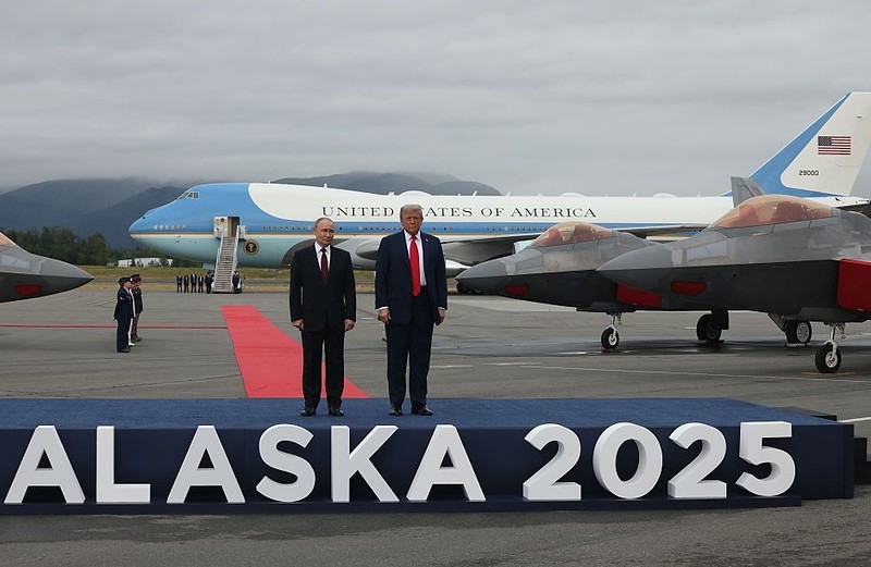 W drukarce hotelowej na Alasce znaleziono dokumenty państwowe o szczycie Trump-Putin