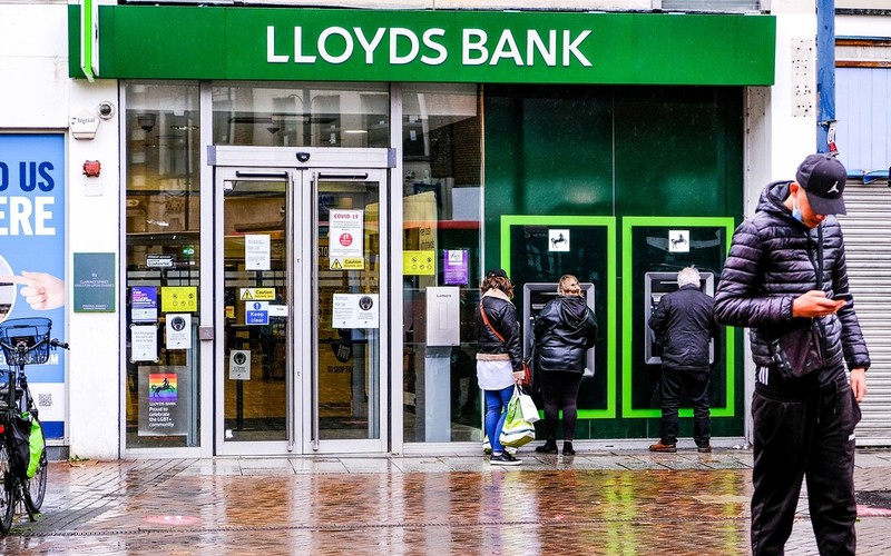 Lloyds pierwszym bankiem w Wielkiej Brytanii, który wprowadza nową funkcję gotówkową