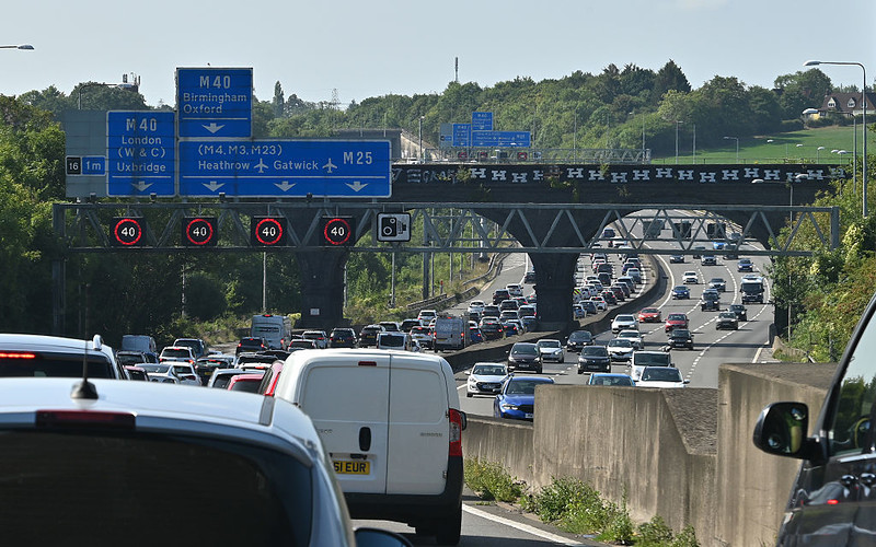 Długi weekend w UK: Które drogi i trasy kolejowe najlepiej omijać?