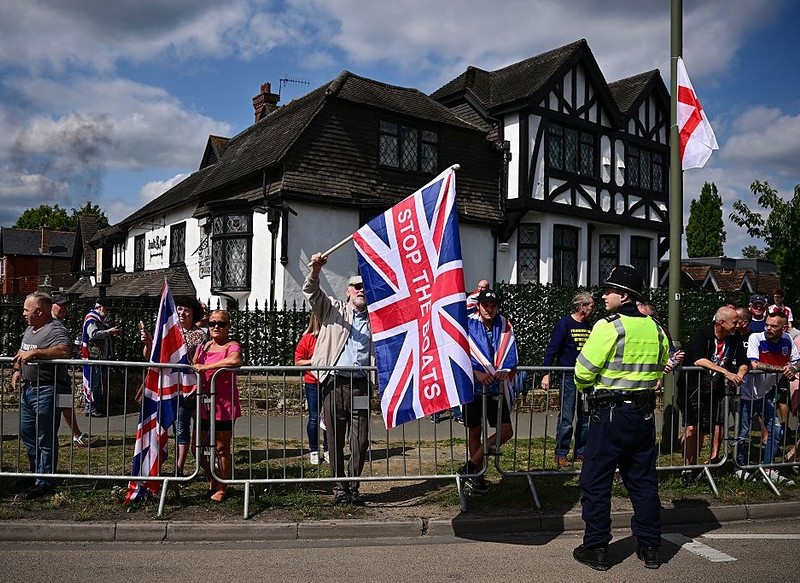 UK: Antyimigranckie protesty w wielu miastach. W Bristolu doszło do starć z policją