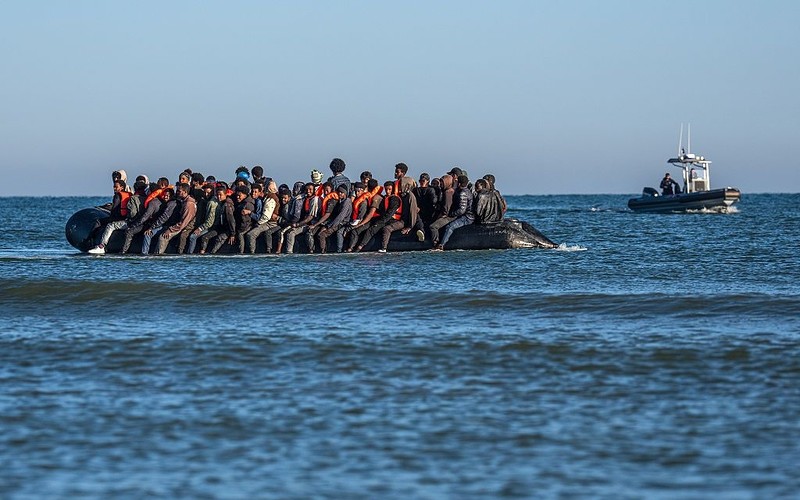 Francuska policja nie chce zatrzymywać nielegalnych migrantów na kanale La Manche
