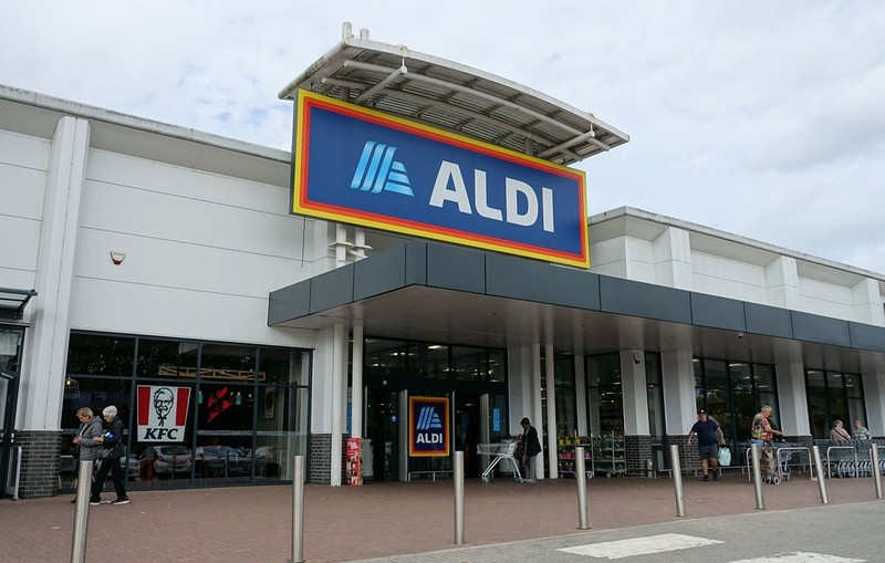 Aldi wprowadza "zasadę 2 pensów" dla swoich pracowników. Chce być lepszy od Lidla