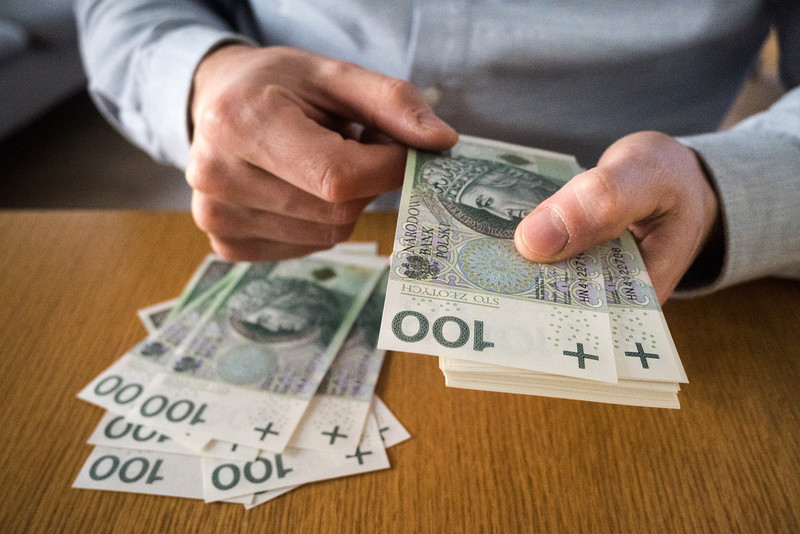 Dochód rozporządzalny Polaków rośnie, ale wciąż mogą kupić mniej niż Niemcy