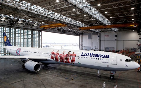 Image of Lewandowski on Lufthansa plane