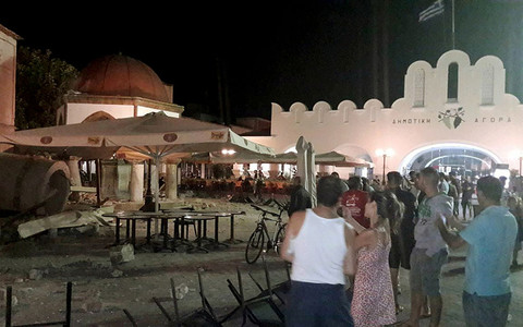 Powerful killer earthquake hits Greek and Turkish holiday resorts triggering tsunami