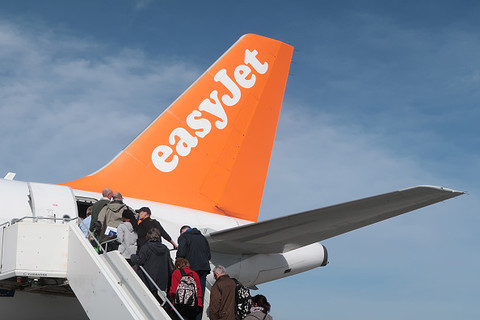 Nastolatek usunięty z samolotu easyJet i pozostawiony bez opieki na lotnisku Gatwick