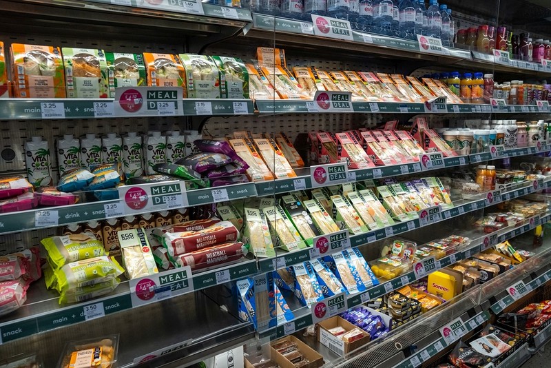 Który supermarket ma najtańsze oferty typu "meal deal"?