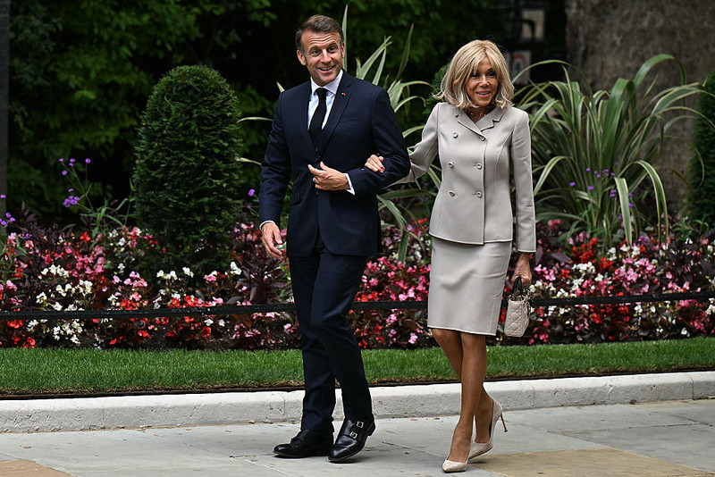 Prezydent Macron z żoną przedstawią sądowi dowody, że Brigitte Macron urodziła się kobietą