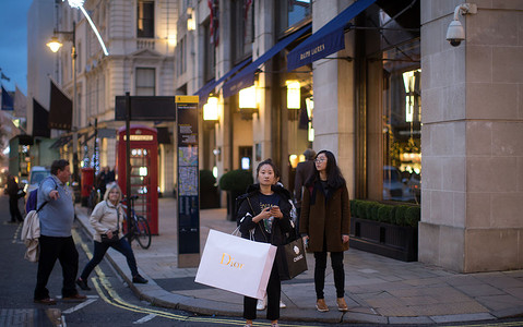 Majętni kupujący zalewają Londyn. Rynek dóbr luksusowych jeszcze nigdy nie miał się tak dobrze