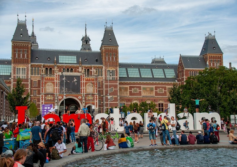 Amsterdam residents sue city authorities over overtourism
