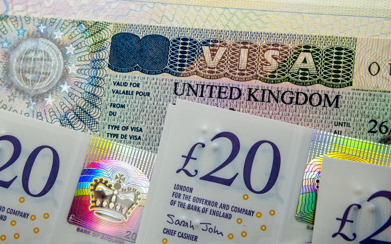 UK rozważa obniżki opłat wizowych dla specjalistów. To odpowiedź na działania Trumpa w USA