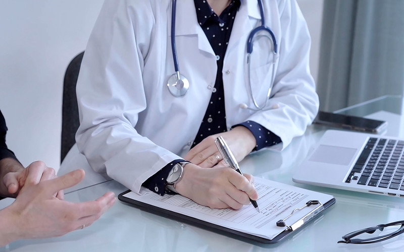 NHS w Anglii traci lekarzy rodzinnych. Coraz więcej z nich wybiera sektor prywatny lub emigrację