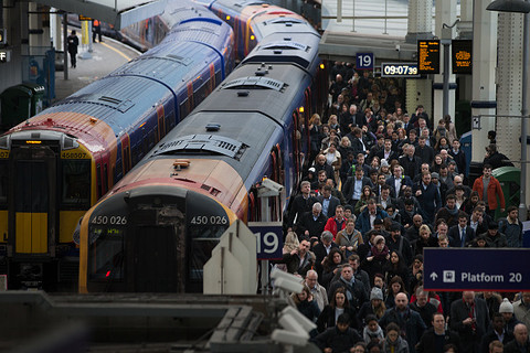 Chaos komunikacyjny w Londynie. Przepełnione stacje i opóźnione pociągi