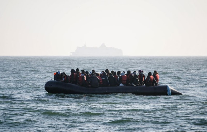 Pierwsi migranci przybyli do UK z Francji w ramach umowy "jeden za jeden"