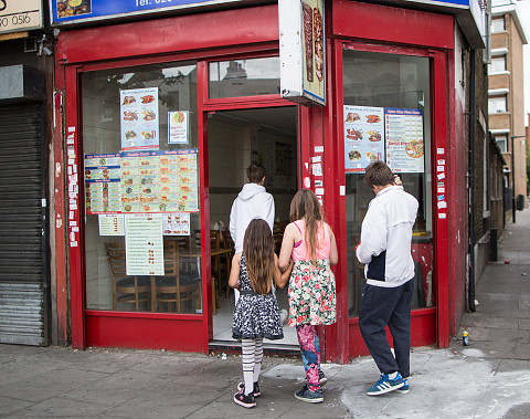 Coraz więcej punktów sprzedaży fast-foodów w uboższych rejonach Anglii