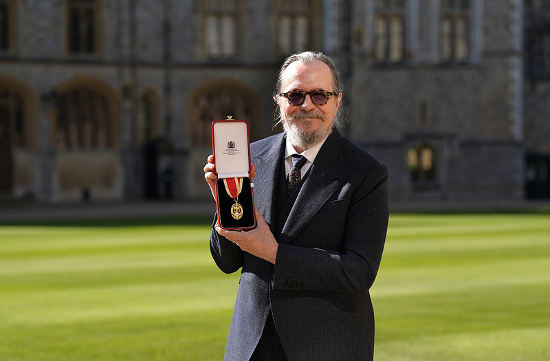 Sir Gary Oldman receives knighthood from Prince William