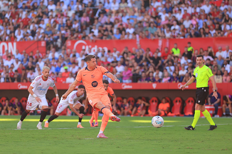 Barcelona's defeat to Sevilla, Lewandowski missed a penalty