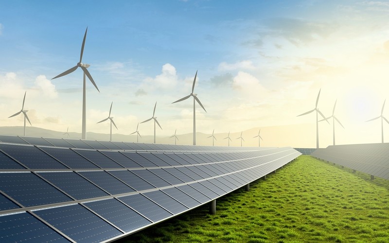 Raport: Po raz pierwszy farmy słoneczne i wiatrowe wytworzyły więcej energii niż elektrownie węglowe