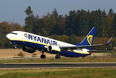 Ryanair upchnie więcej pasażerów w nowych samolotach. Co z miejscem na bagaże?