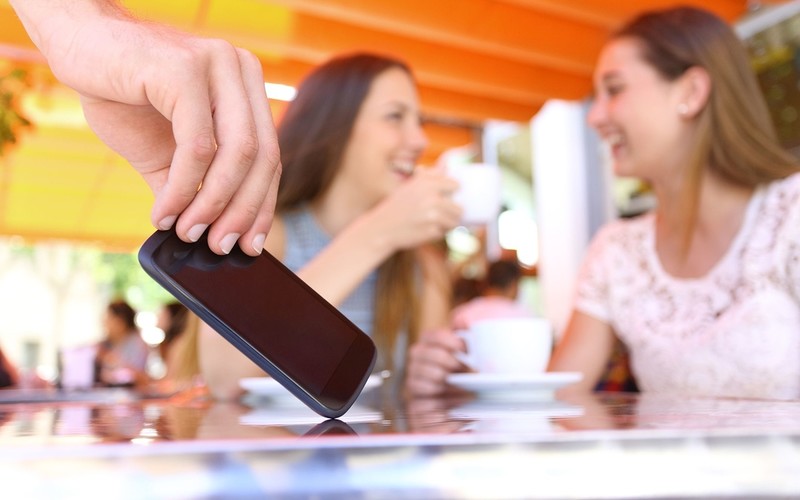 Met police bust criminal gang behind smuggling of tens of thousands of phones stolen in London
